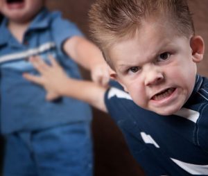 enfant agressif ave